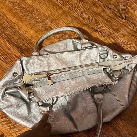 20. Aldo Silver metallic bag - Picture 9 of 13